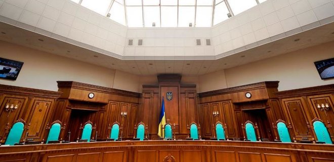 Компании Фирташа и Коломойского через КСУ добиваются права пересмотра судебных решений - Фото