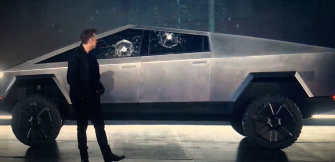 Маск объяснил трещину на стекле Tesla Cybertruck на презентации - Фото
