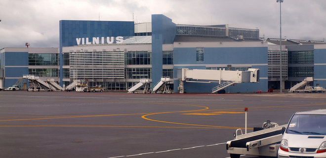 Аэропорт Вильнюса сделал елку из изъятых у пассажиров предметов - Фото