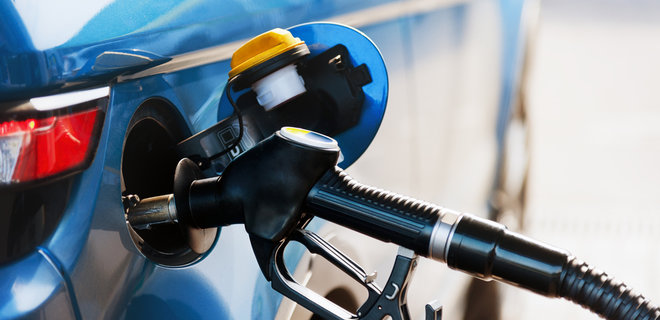 Крупные сети АЗС продолжили снижать цены на бензин - Фото