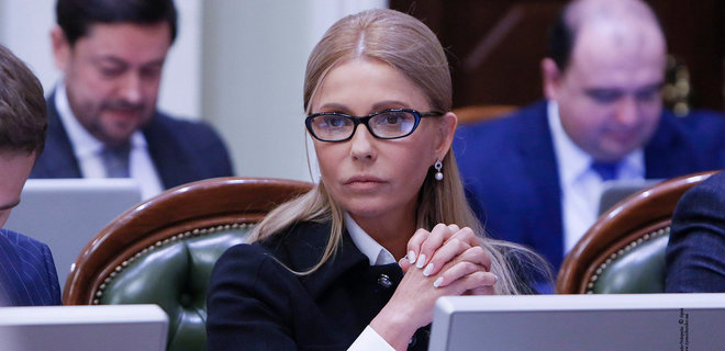 Тимошенко поломала микрофон Разумкова и повредила палец: фото - Фото