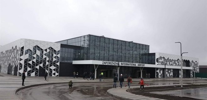 В аэропорту Запорожья проходят обыски - Фото