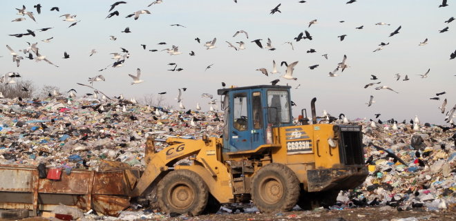 Полиция пришла с обысками к столичным перевозчикам отходов и на свалку под Киевом - Фото