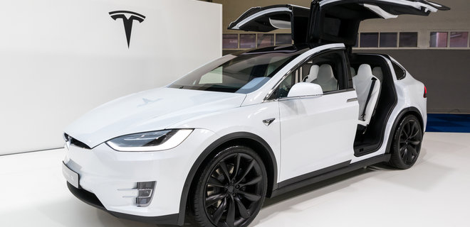 Tesla отзывает 15 000 электромобилей Model X - Фото