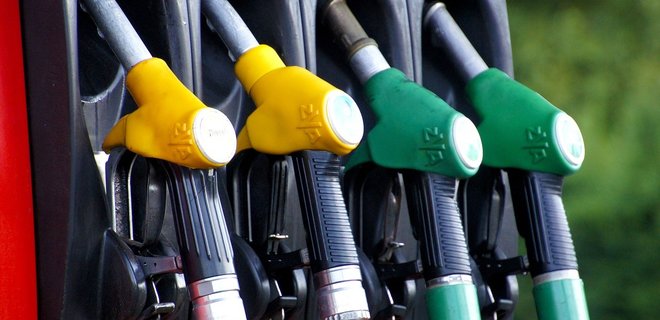 Крупные сети АЗС начали снижать цены на бензин - Фото