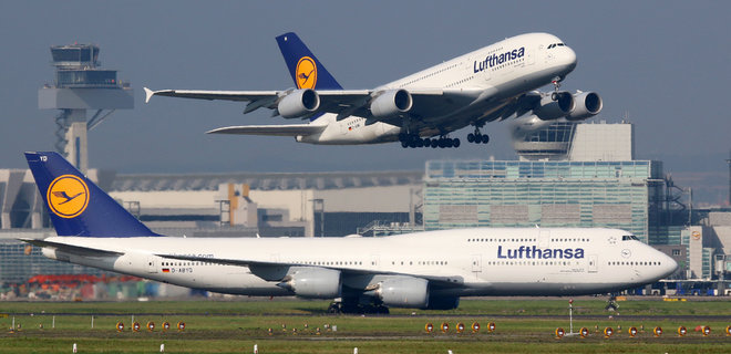 Коронавирус. Lufthansa и KLM отправляют сотрудников в отпуск - Фото