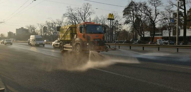 Коронавирус. Как дезинфицируют улицы Киева: фото - Фото