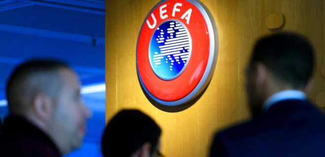 Эффект Роналду. УЕФА запретил футболистам убирать со стола бутылки спонсоров - Фото