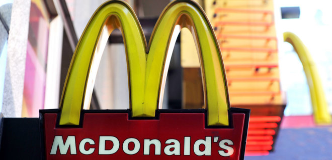 McDonald's во Франции начал продавать воду из-под крана в стаканах. Разгорелся скандал - Фото