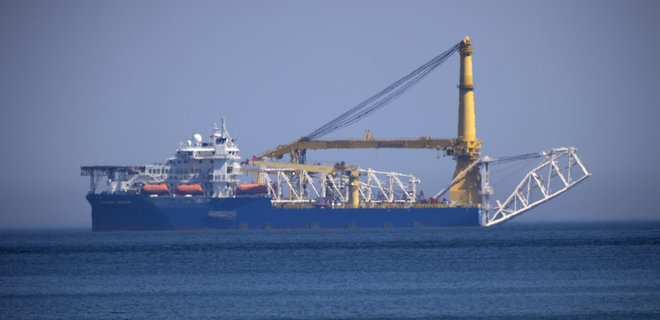 Трубоукладчик Газпрома прибыл в порт, где хранятся трубы для Северного потока-2 - Фото