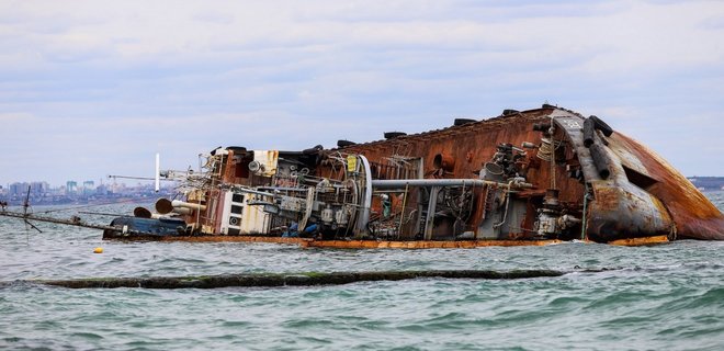 Украина хочет отсудить затонувший танкер Delfi у компании-владельца - Фото