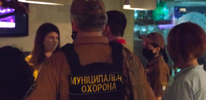 Нарушение карантина. В Киеве на Крещатике оштрафовали два ресторана: фото - Фото