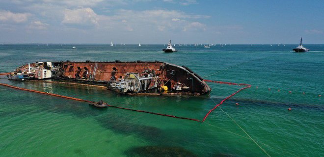Суд передал затонувший у берегов Одессы танкер Delfi новому собственнику - Фото