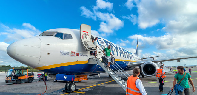 Ryanair перестав пускати на борт пасажирів з квитками, придбаними у великого агента  - Фото