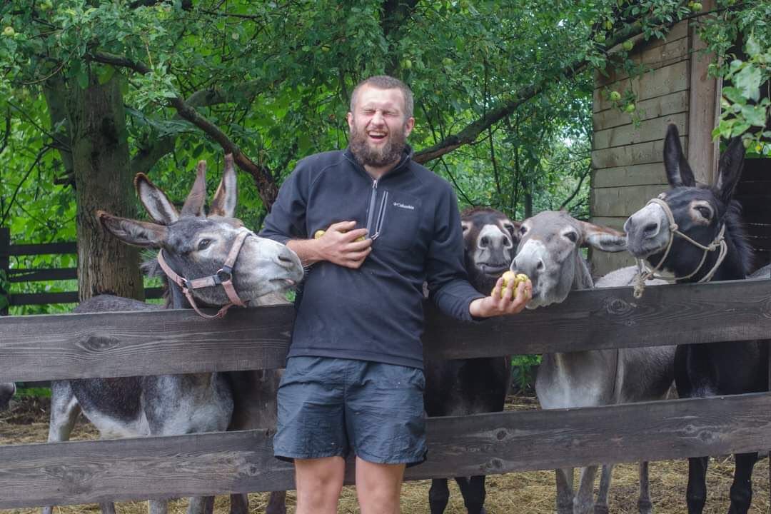 Киевлянин создал ослиную ферму и продает молоко по 1000 гривень за литр. Его покупают  - Фото