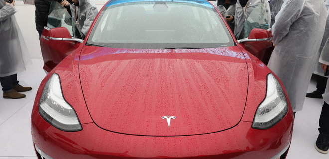 Tesla начала поставки в Европу Model 3 китайской сборки - Фото