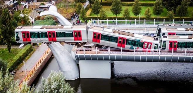В Роттердаме скульптура китов спасла вагон метро от падения в воду: фото - Фото