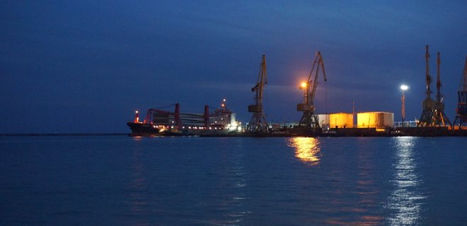 Окупанти почали вивозити вкрадене українське зерно з порту Бердянська - Фото