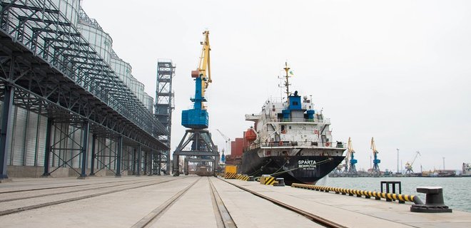 Мариупольский порт принял первое судно на восстановленный причал: фото - Фото