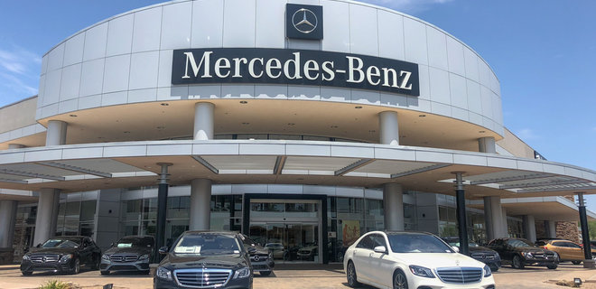 Производитель Mercedes-Benz раздаст своим сотрудникам по 1000 евро - Фото