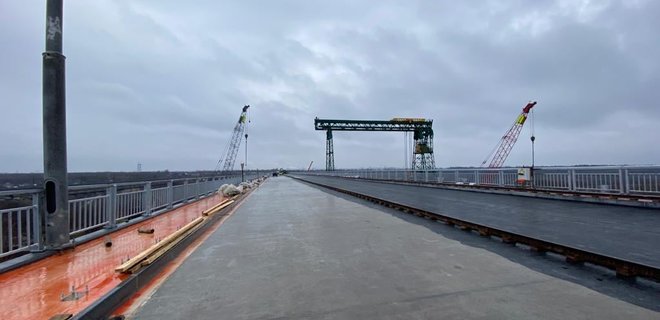 Запорожский мост через Днепр на Хортицу прошел первый тест на прочность грузовиками: фото - Фото