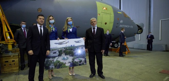 Минобороны пообещало перед Зеленским купить три самолета Ан-178: фото - Фото