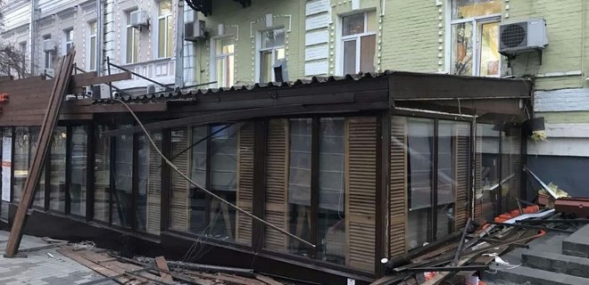 В Киеве бульдозером снесли пристройку ресторана 