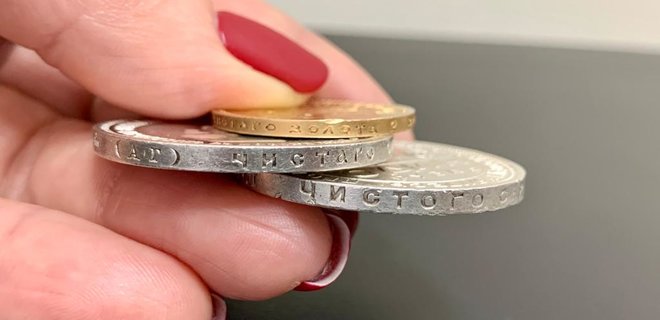 Rolex с бриллиантами и редкие монеты: в столичных аэропортах задержали контрабанду: фото - Фото