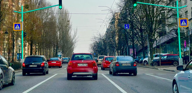 В Киеве устанавливают светофоры со светодиодными модулями – фото - Фото