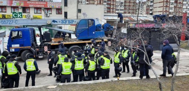 В Киеве из-за сноса МАФов начались стычки: полиция задержала 14 человек - Фото