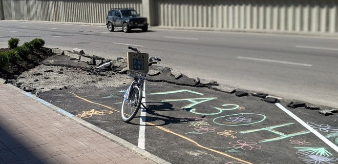 В Киеве восстанавливают велодорожку. На ее месте строили парковку: фото - Фото