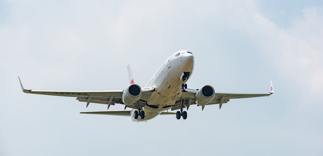 Фонд гарантирования вкладов выставил на аукцион два пассажирских лайнера Boeing-737  - Фото