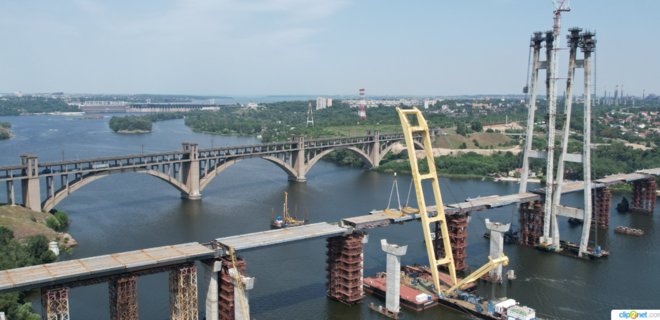 У Запоріжжі з'єднали вантовим мостом через Дніпро лівий берег і Хортицю – фото - Фото
