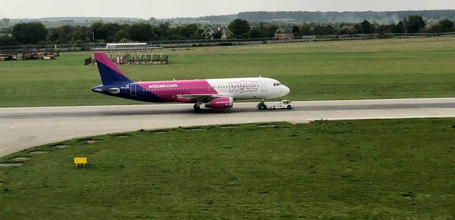 У Львові здійснив аварійну посадку літак WizzAir: фото - Фото