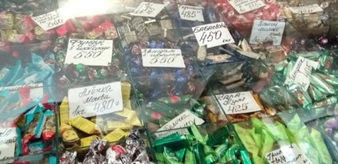 У Харкові оштрафували мережу магазинів за продаж російських цукерок – фото - Фото