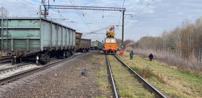 Авария с грузовыми вагонами в Житомирской области: задерживаются 28 поездов – список - Фото