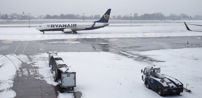 Не только Украина: Ryanair сокращает рейсы по всей Европе из-за омикрона - Фото