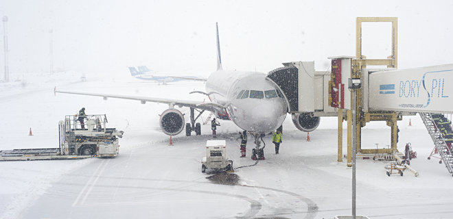 Сотни пассажиров авиакомпании Azur Air застряли в Борисполе из-за обледенения самолета - Фото