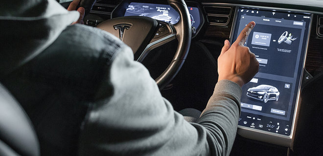 Tesla отзовет более 800 000 машин из-за сбоя сигнала ремня безопасности - Фото