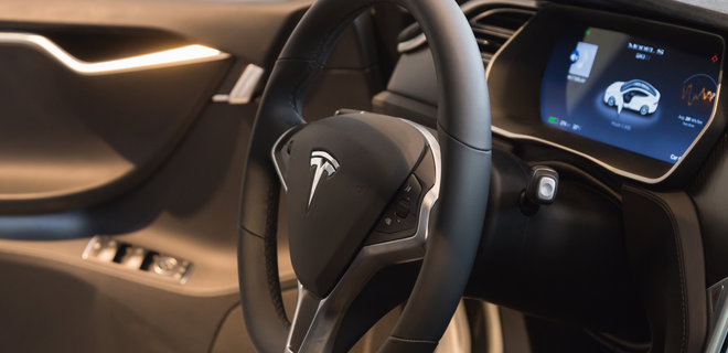 Tesla відкличе понад 26 000 електрокарів через проблеми з обігрівом лобового скла - Фото
