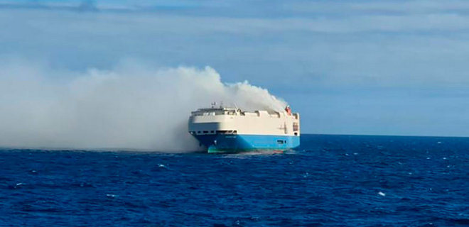 В Атлантичному океані через пожежу кинули судно з автомобілями Porsche та Bentley - Фото