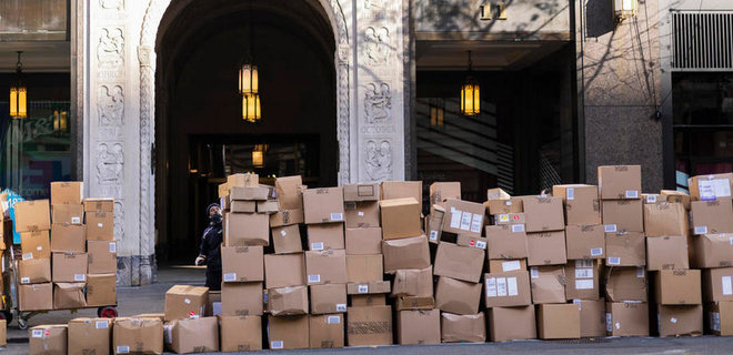 FedEx и UPS приостановили доставку посылок в Россию.
