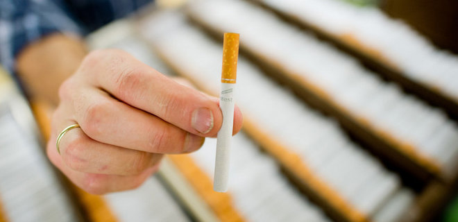 С 1 сентября ограничат продажу сигарет и алкоголя в дьюти-фри. Зеленский подписал закон - Фото