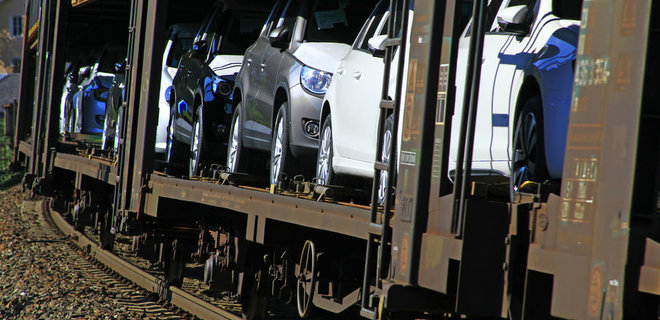Укрзалізниця відкрила перевезення приватних автомобілів у спецвагонах до західної частини України - Фото