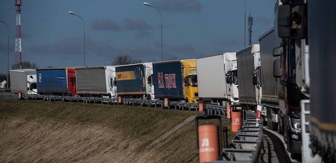 ЕС закрыл границы для грузовиков из России и Беларуси - Фото