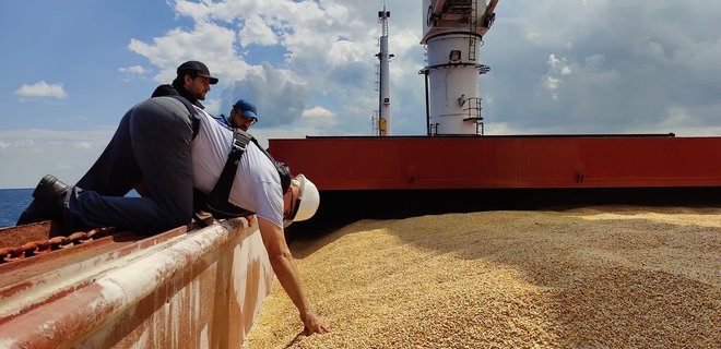 Кубраков: Первый зерновоз с украинской кукурузой прошел инспекцию в Стамбуле – фото - Фото