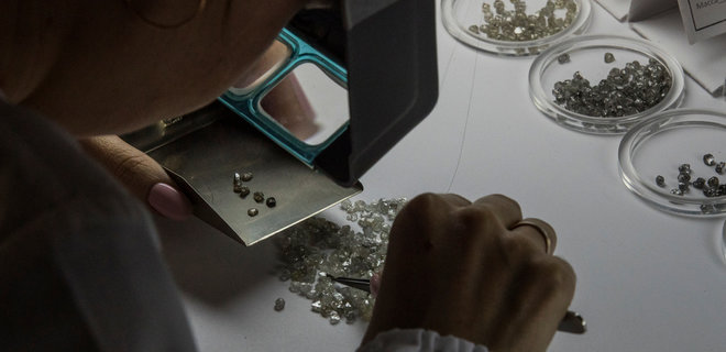Пять стран ЕС хотят полностью запретить импорт российских алмазов – Reuters - Фото