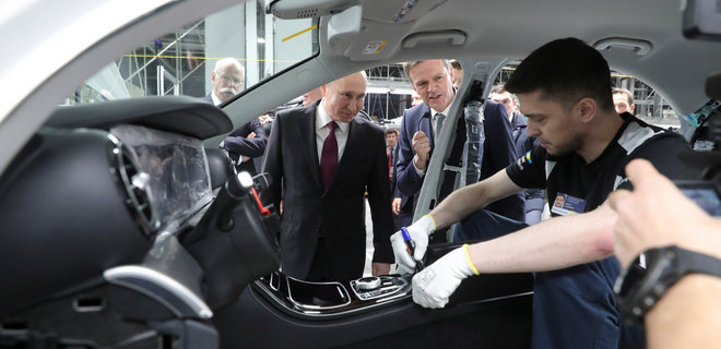 Mercedes продает свой российский завод, который лично открывал Путин - Фото