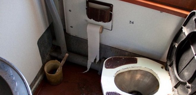 Укрзалізниця відмовиться від рулонного туалетного паперу в поїздах - Фото