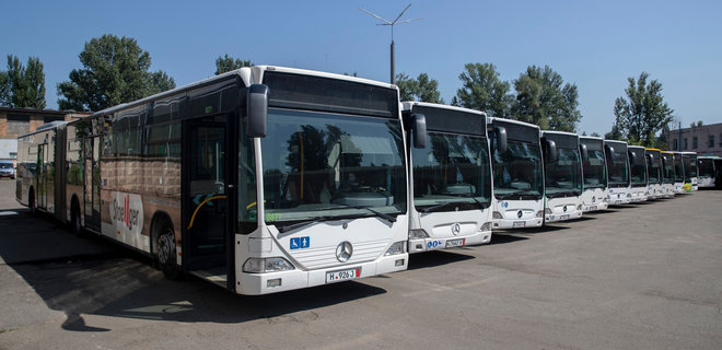 Київ віддасть Дніпру 30 автобусів замість знищених внаслідок ракетного удару - Фото